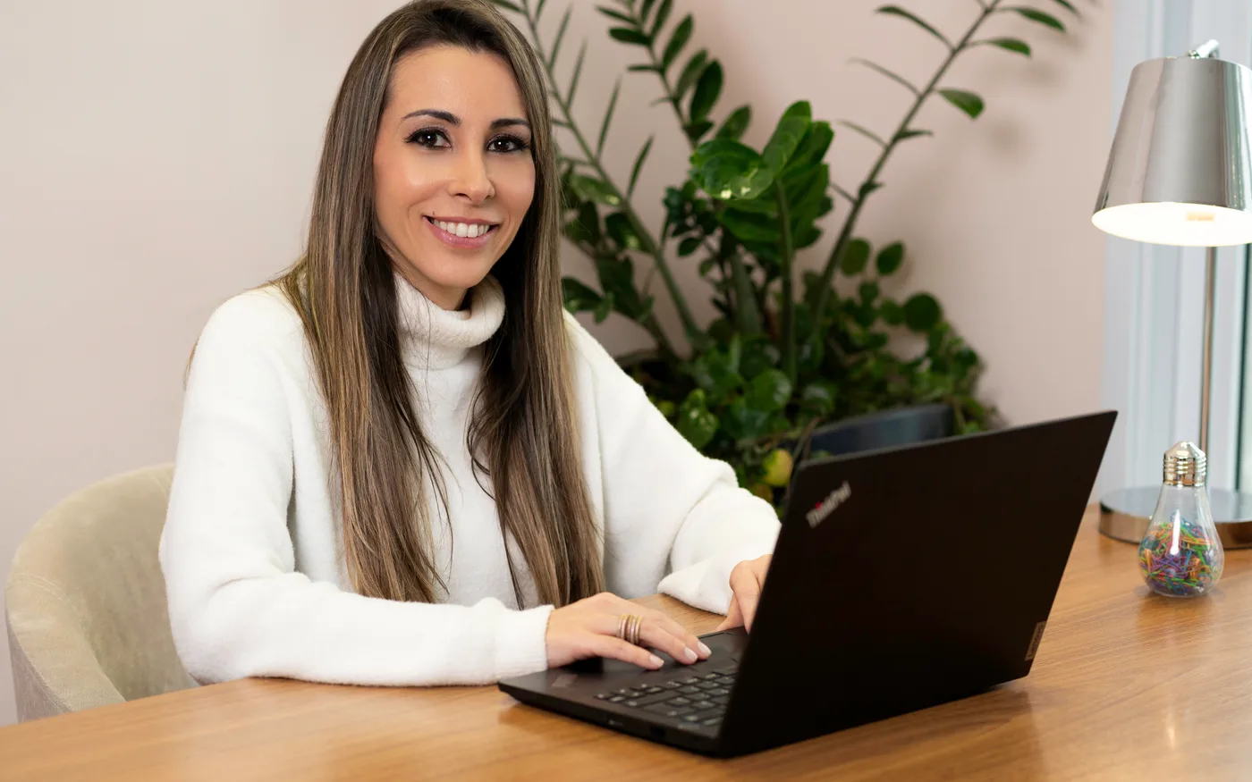 Luciana Perfetto em atendimento online pelo notebook