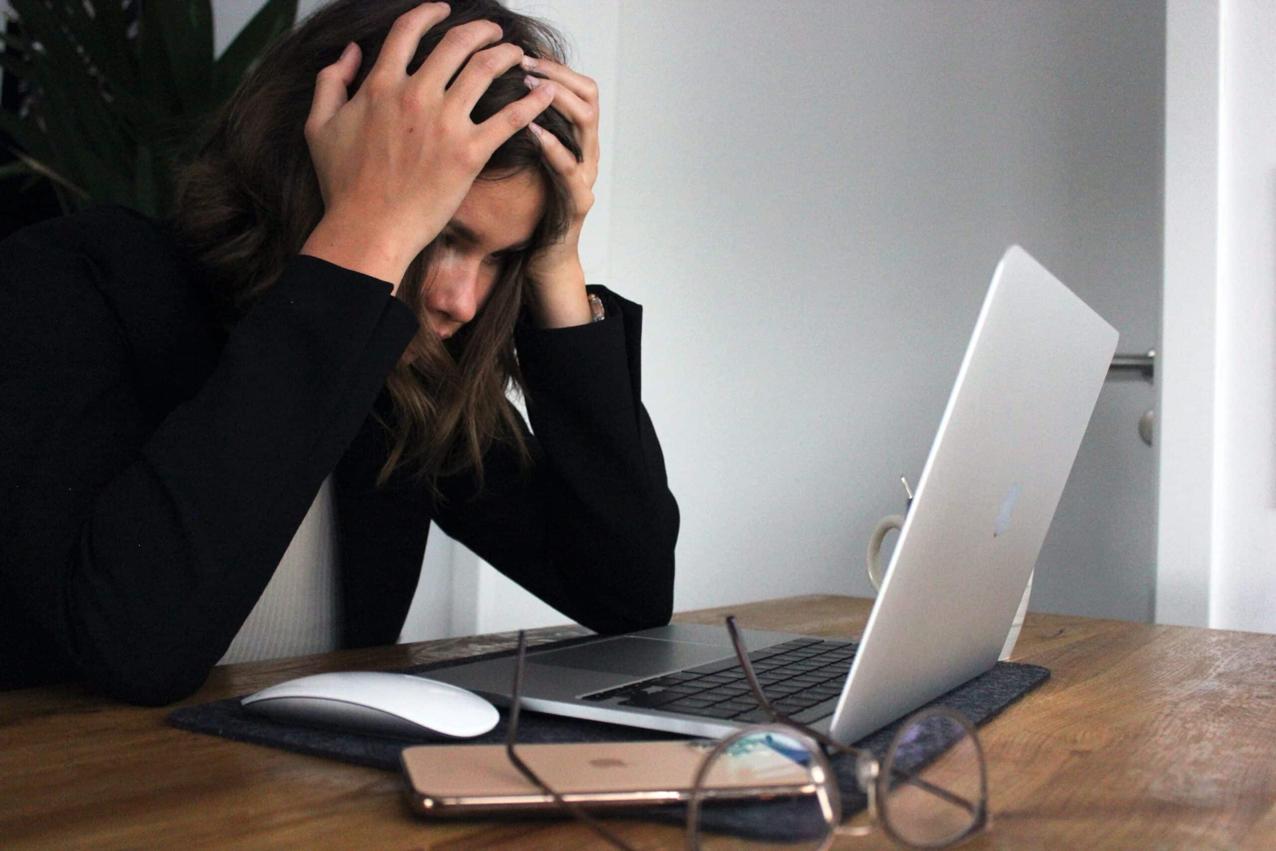 mulher estressada com trabalho